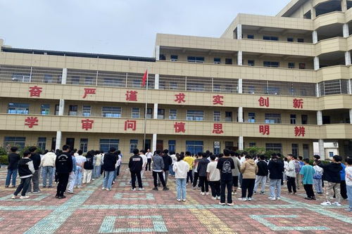 潢川縣卜集中學舉行國慶節安全主題教育升旗儀式