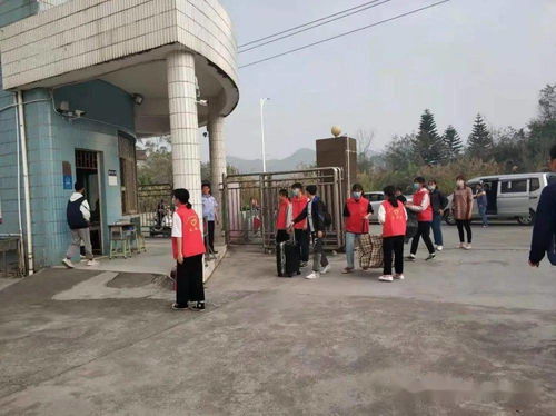 新興縣中學(xué)志愿者攜手彩塘中學(xué)，共筑春季開(kāi)學(xué)暖心路